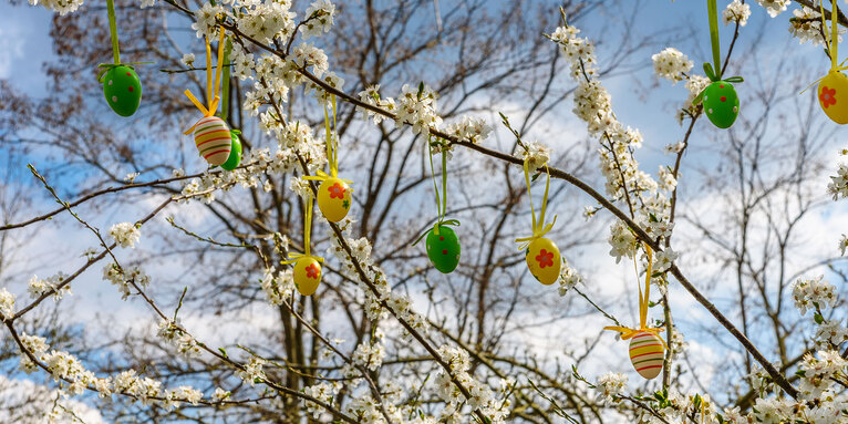 Bunt bemalte Ostereier gehören für viele Menschen zum Osterfest., © GettyImages-NataliaVo