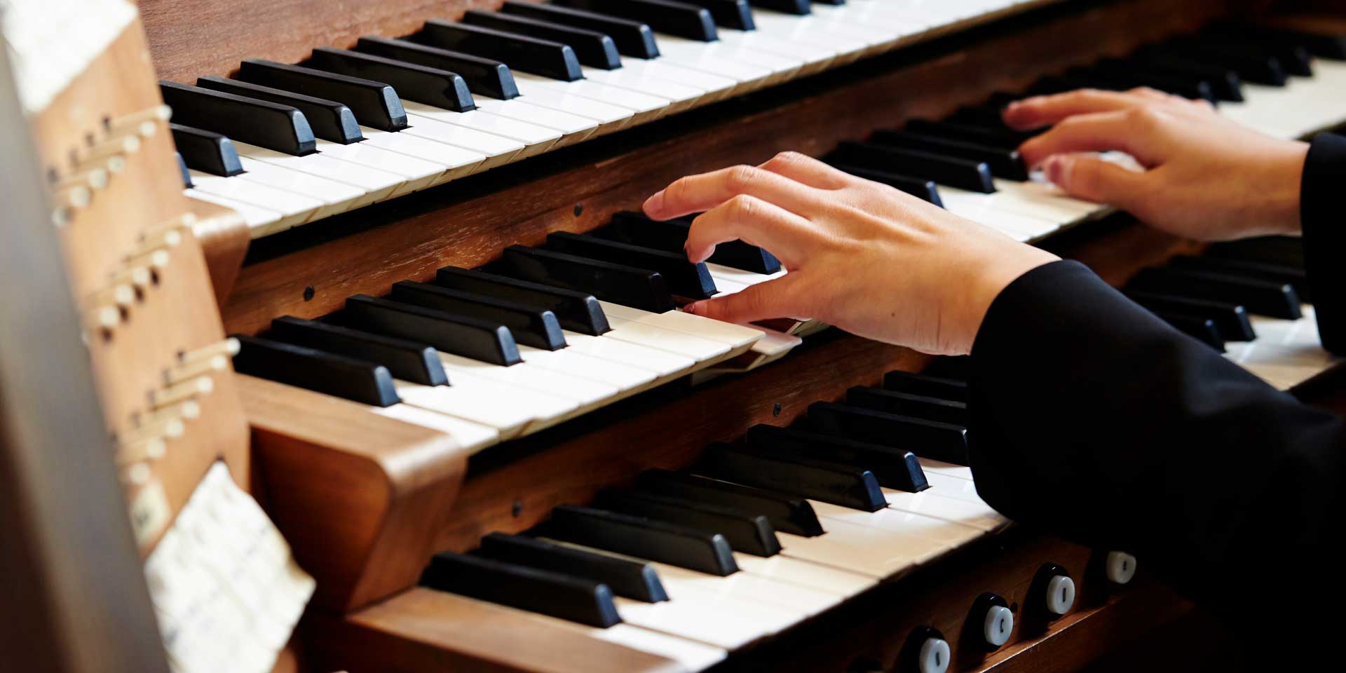 Auch in diesem Jahr erwartet Sie ein abwechslungsreiches Programm, das die Vielfalt der Orgelmusik zeigt – von  klassischen Werken über moderne Kompositionen bis hin zu spannenden Transkriptionen.