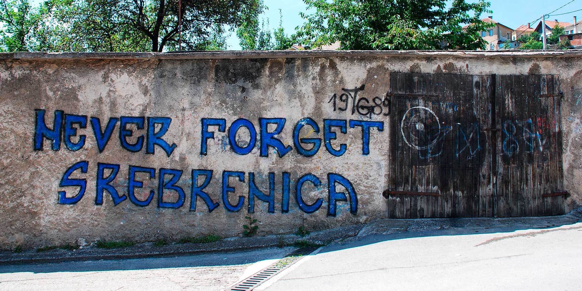 Der Genozid in Srebrenica, der sich im Juli 1995 ereignete, forderte das Leben von mindestens 8.372 bosniakischen Männern und Jungen. Der Genozid in Srebrenica, der sich im Juli 1995 ereignete, forderte das Leben von mindestens 8.372 bosniakischen Männern und Jungen.