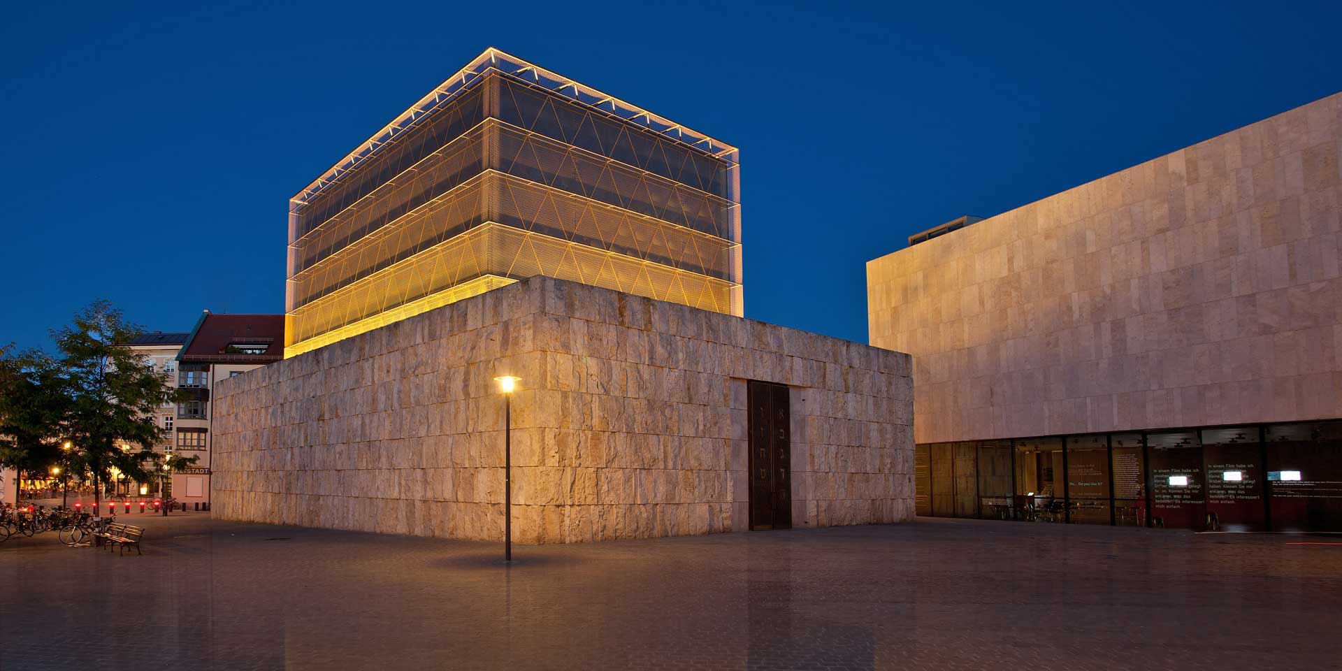 Seit 2006 hat die jüdische Gemeinde in München wieder eine repräsentative Hauptsynagoge in der Innenstadt mit Namen Seit 2006 hat die jüdische Gemeinde in München wieder eine repräsentative Hauptsynagoge in der Innenstadt mit Namen 'Ohel Jakob' ('Zelt Jakobs').