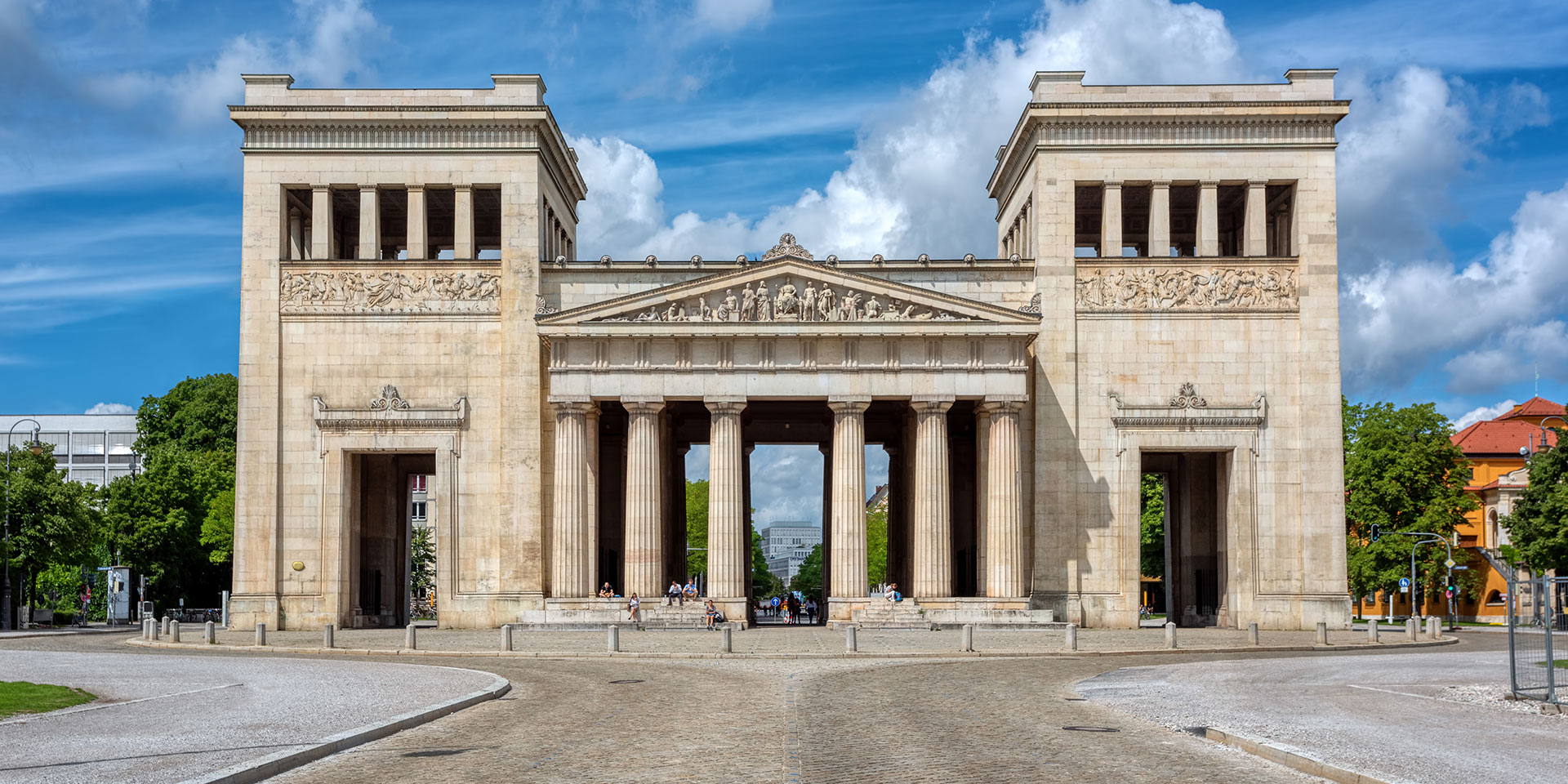 Am 10. Mai 1933, wenige Wochen nach der Machtübernahme der Nazis, beteiligten sich ca. 50.000 Münchnerinnen und Münchner (großenteils Akademiker) an der Bücherverbrennung auf dem Königsplatz, die von Studenten der Münchner Universitäten (LMU und TU) und d