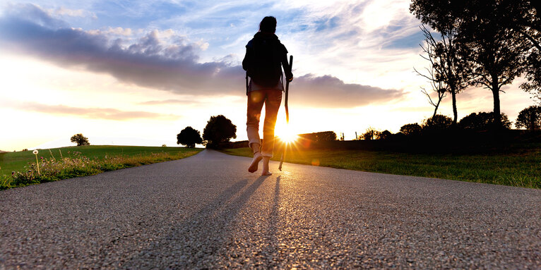 Wer noch nie gepilgert ist, der kann es am besten testen - mit tollen Einsteigerangeboten, Wanderungen und Pilgerfreizeiten., © GettyImages-by-studio