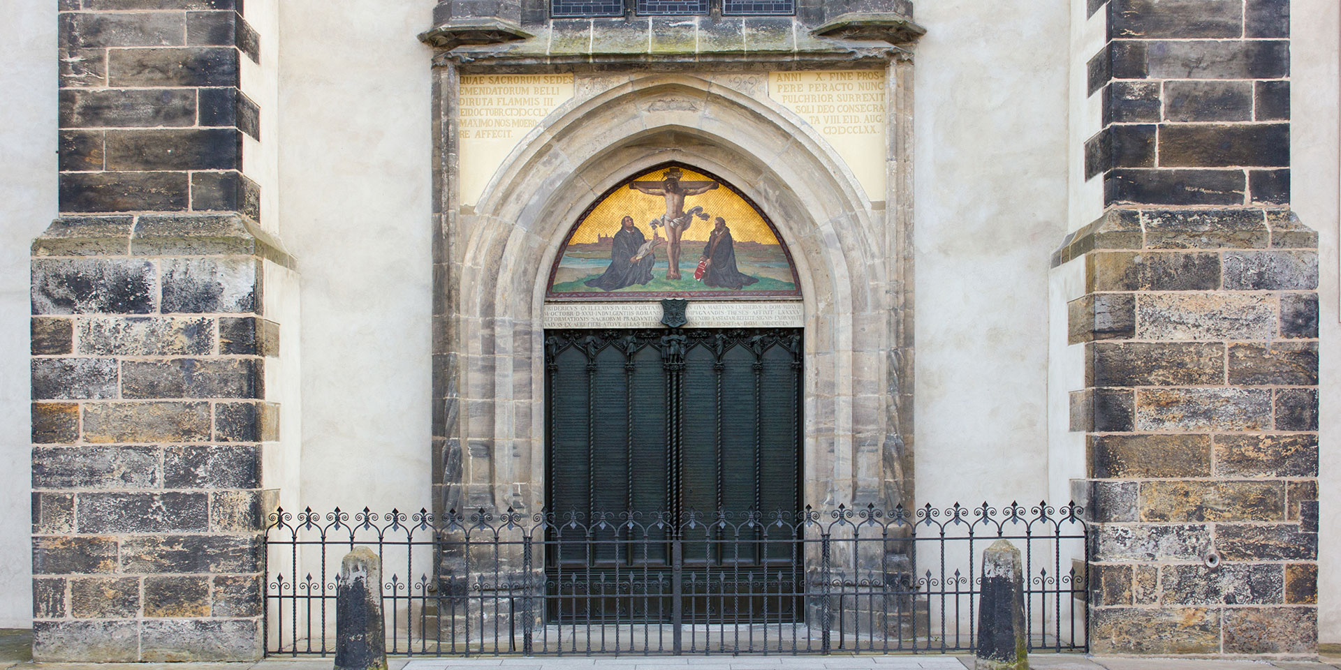 Der Augustinermönch und Theologe Martin Luther hat am 31. Oktober 1517 in Wittenberg 95 Thesen veröffentlicht, um die katholische Kirche zu reformieren.