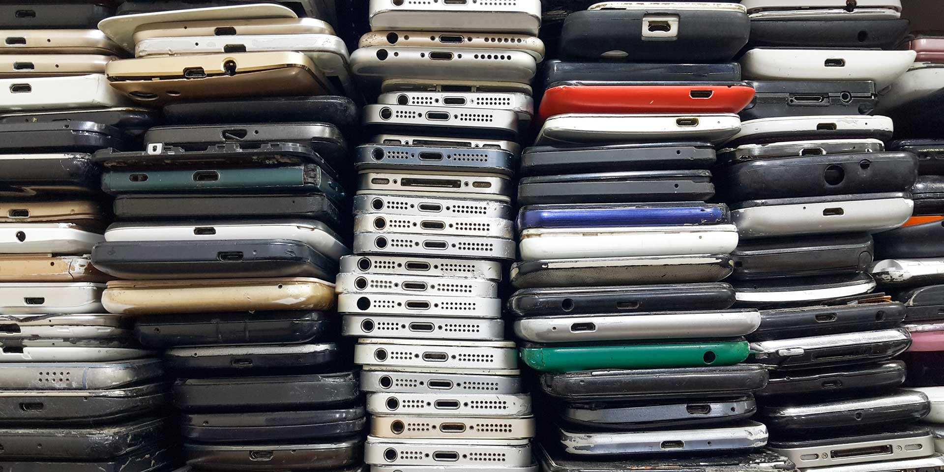 Die alten Mobiltelefone werden im Haus eckstein der evangelischen Kirche in Nürnberg gesammelt und nach Abschluss der Wette der Die alten Mobiltelefone werden im Haus eckstein der evangelischen Kirche in Nürnberg gesammelt und nach Abschluss der Wette der 'Handy-Aktion Bayern' von Mission EineWelt übergeben.