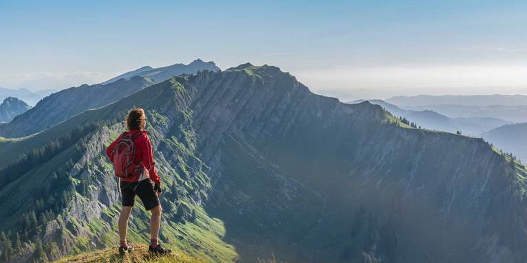Wir wünschen allen Christinnen und Christen in Bayern ein gesegnetes Himmelfahrtsfest – ob auf dem Gipfel, am See oder in der Gemeinde um die Ecke., &copy; GettyImages