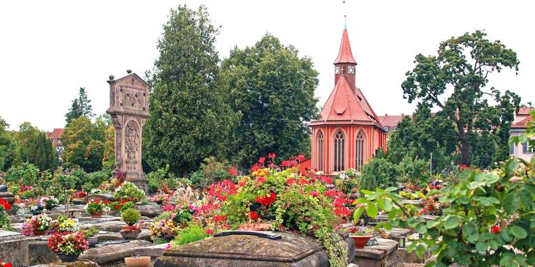 Etwas außerhalb der Altstadt liegt der Johannisfriedhof, einer der berühmtesten Friedhöfe Europas. , &copy; GettyImages