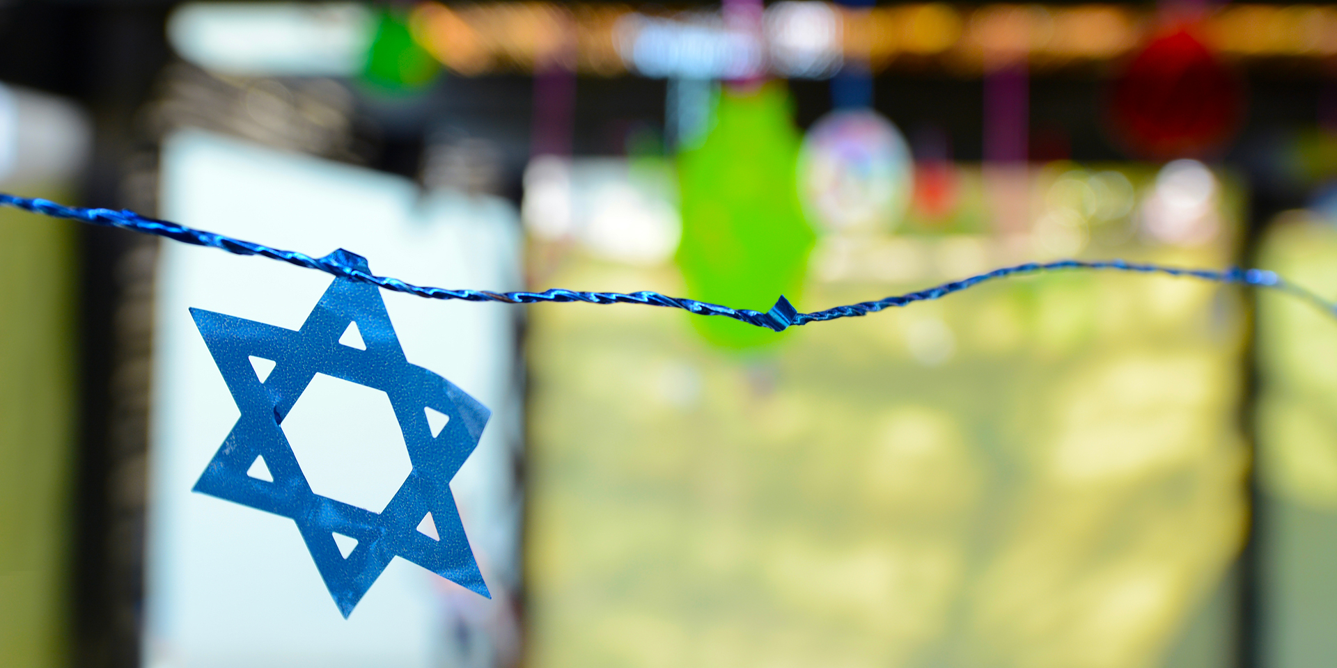 Familie, Freundschaft, Ehe, Gemeinschaft und die Verbundenheit mit der Religion gehörten zu den grundlegenden Werten des jüdischen Lebens. 