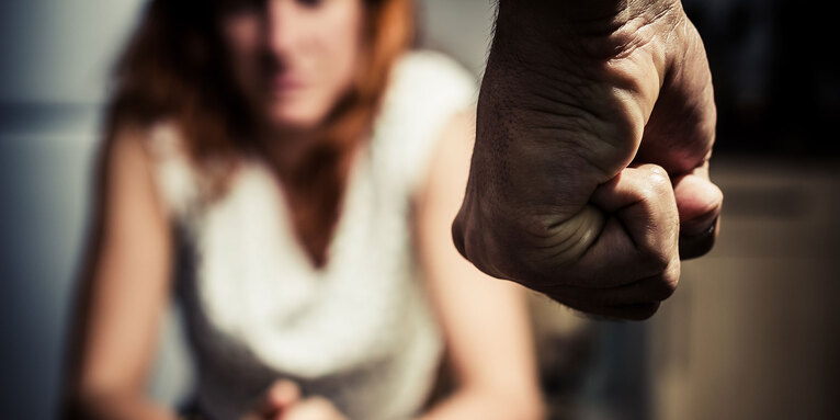 UN Women zufolge wird in Deutschland alle 45 Minuten eine Frau durch ihren Partner gefährlich körperlich verletzt., © GettyImages-lolostock