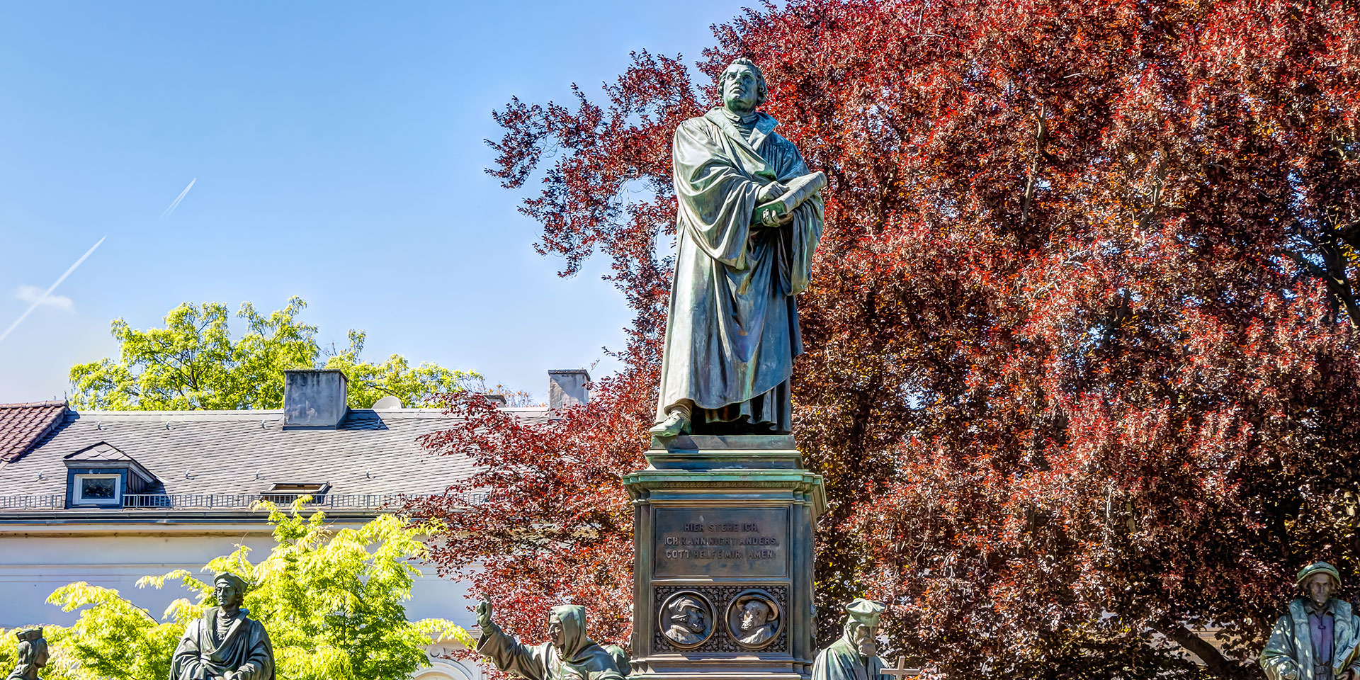 Der Augustinermönch und Theologe Martin Luther hat am 31. Oktober 1517 in Wittenberg 95 Thesen veröffentlicht, um die katholische Kirche zu reformieren.