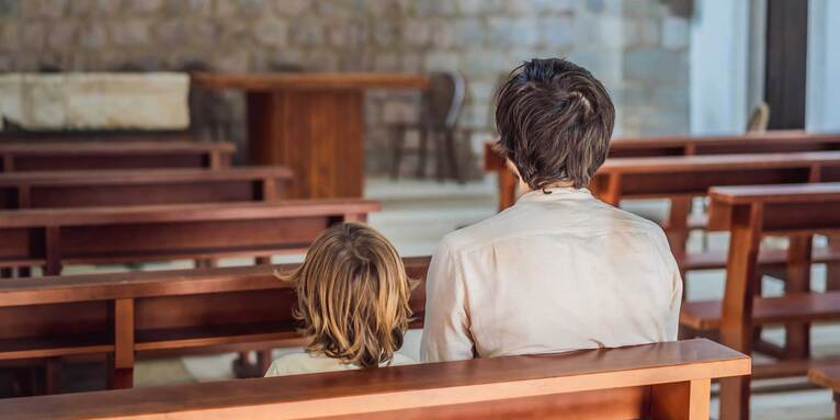 Die EKD verweist darauf, dass weniger junge Menschen über ihr Elternhaus Zugang zu Kirche und Religion erhalten., &copy; GettyImages
