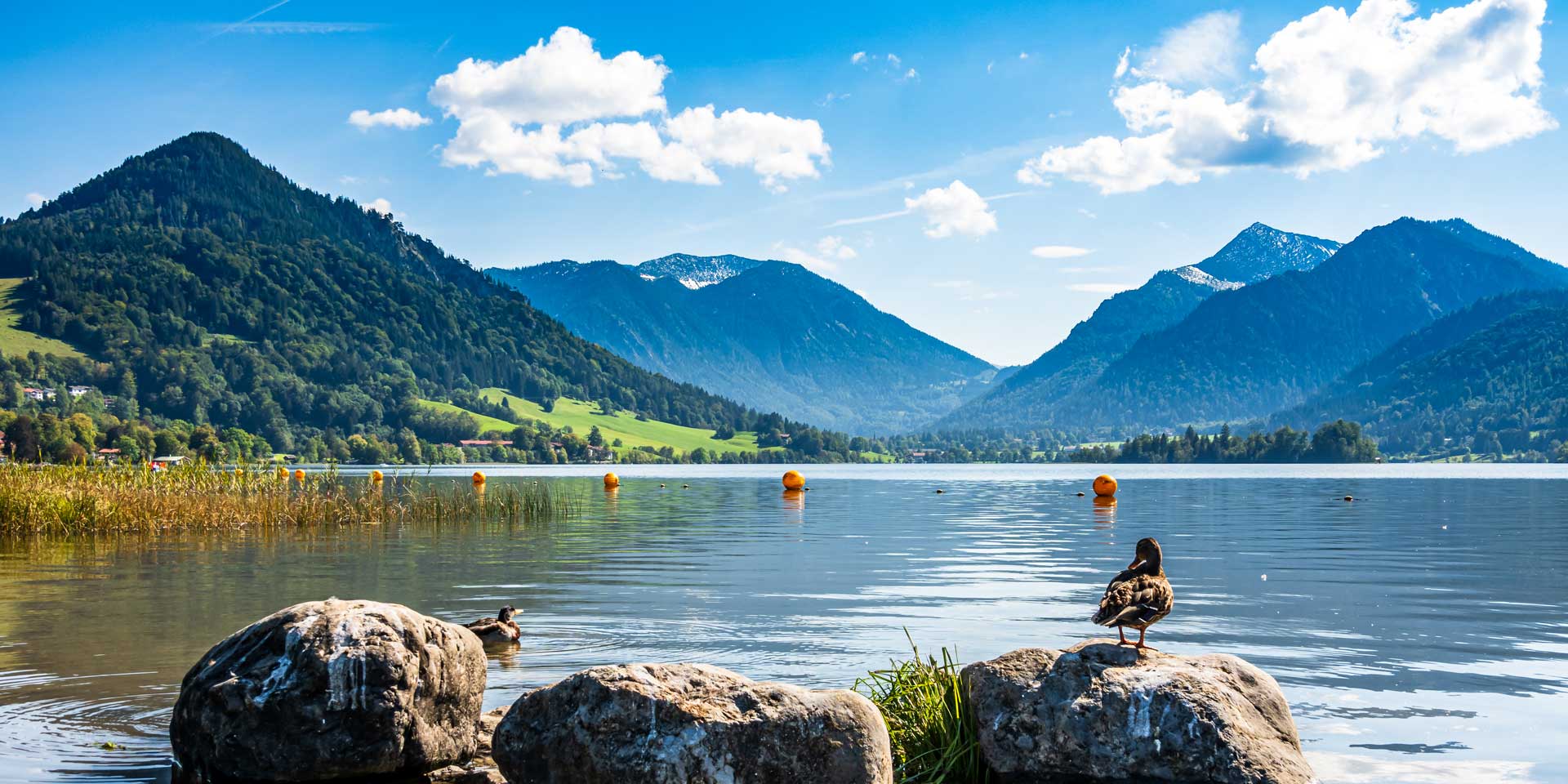 Ein Gottesdienst unter freiem Himmel, mit dem See im Blick und der Einladung, sich erfrischen zu lassen., &copy; GettyImages