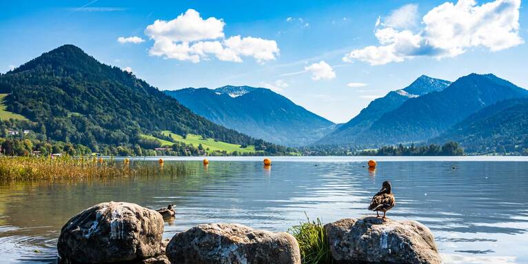 Ein Gottesdienst unter freiem Himmel, mit dem See im Blick und der Einladung, sich erfrischen zu lassen., &copy; GettyImages