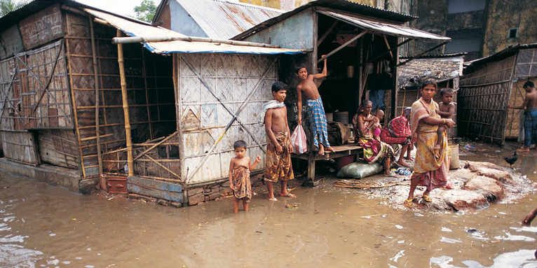 Fluten, Unwetter, Klimaveränderungen zerstören in Bangladesch Lebensgrundlagen, © GettyImages-stockbyte