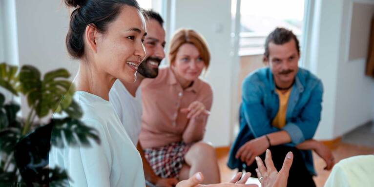 #VerständigungsOrte sind Orte zum Reden und Zuhören, entspannen verhärtete Fronten, weiten den Blick und lassen auch mal in die Schuhe der anderen schlüpfen – für mehr Verständnis und gesellschaftlichen Zusammenhalt., © GettyImages