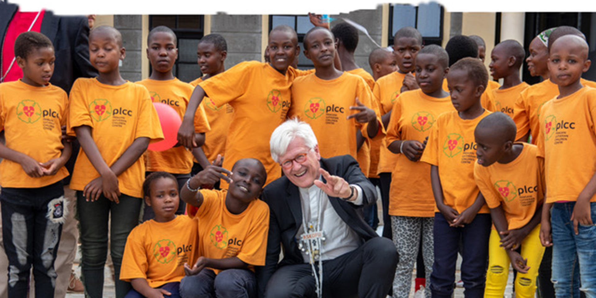 Landesbischof Heinrich Bedford-Strohm mit Kindern des Kinderzentrums Pangani Lutheran Children Centre (PLCC) in Kenia