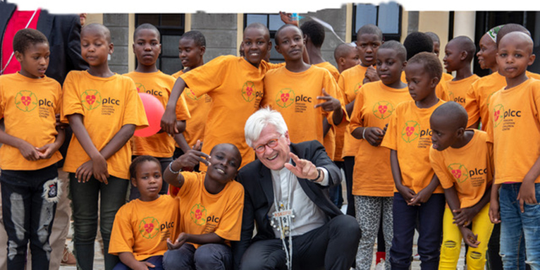 Landesbischof Heinrich Bedford-Strohm mit Kindern des Kinderzentrums Pangani Lutheran Children Centre (PLCC) in Kenia, © MEW