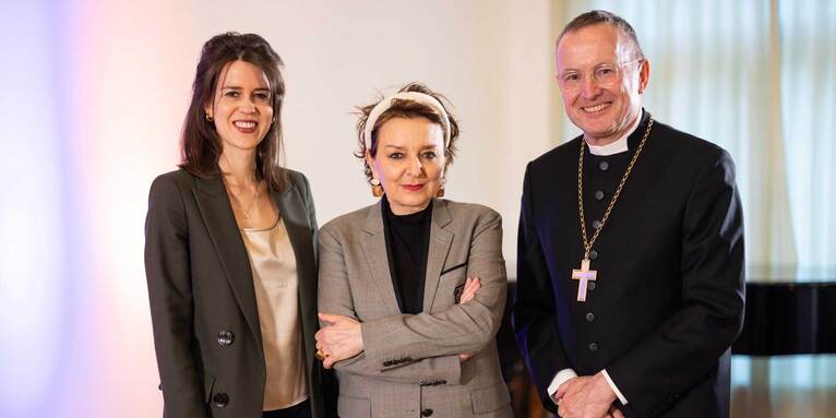 Livia Gerster (Frankfurter Allgemeine Zeitung) moderierte den Abend mit Eva Illouz und Landesbischof Christian Kopp, &copy; MCK