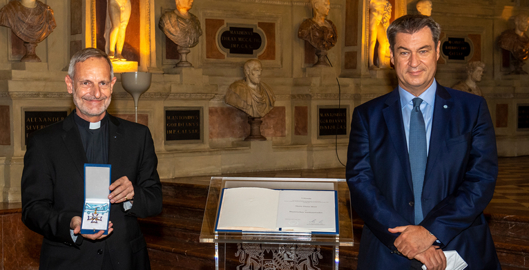 Kirchenrat Dieter Breit und Ministerpräsident Markus Söder bei der Übergabe des Verdienstordens, © Bayerische Staatskanzlei