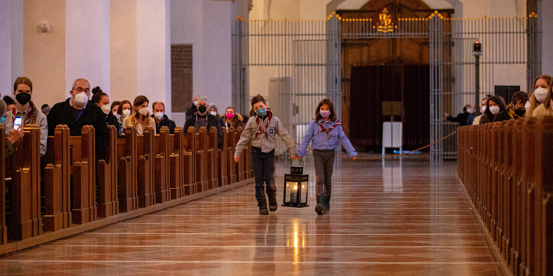 Pfadfinderinnen tragen das Friedenslicht aus Bethlehem in den Münchner Dom im Dezember 2021