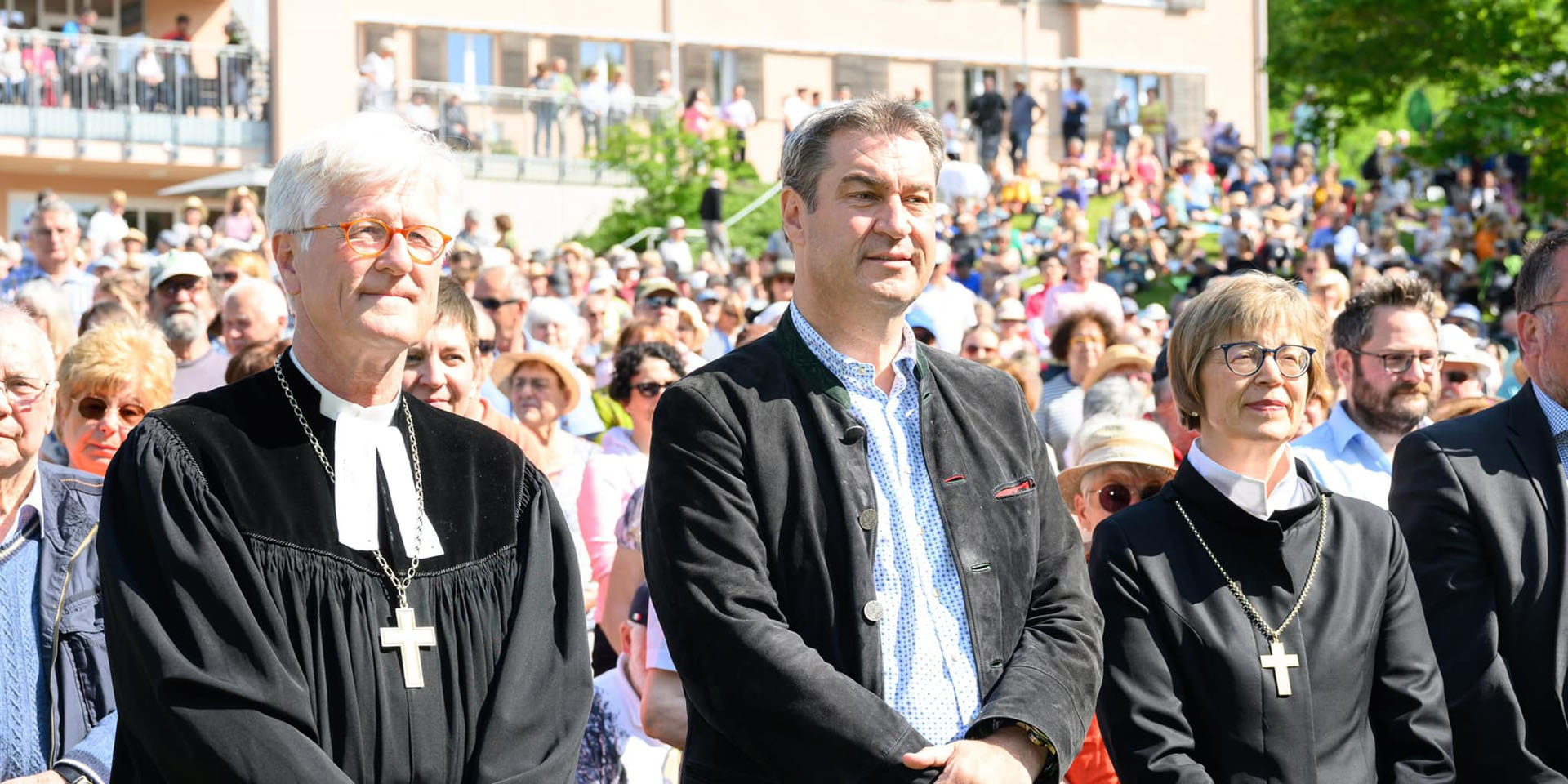 Landesbischof Heinrich Bedford-Strohm, Ministerpräsident Markus Söder und Regionalbischöfin Gisela Bornowski beim Hesselberg-Kirchentag