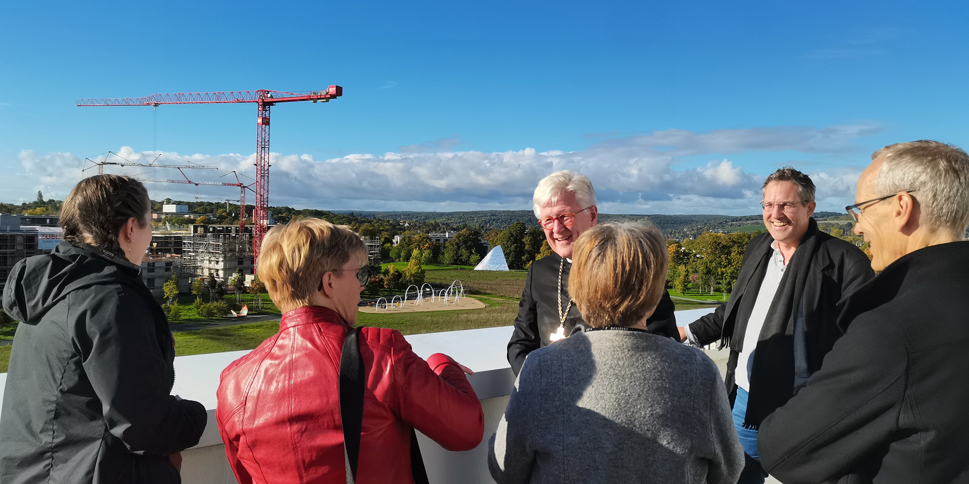 Landesbischof Bedford-Strohm bei der Besichtigung des neuen Würzburger Stadtteils 'Hubland'.