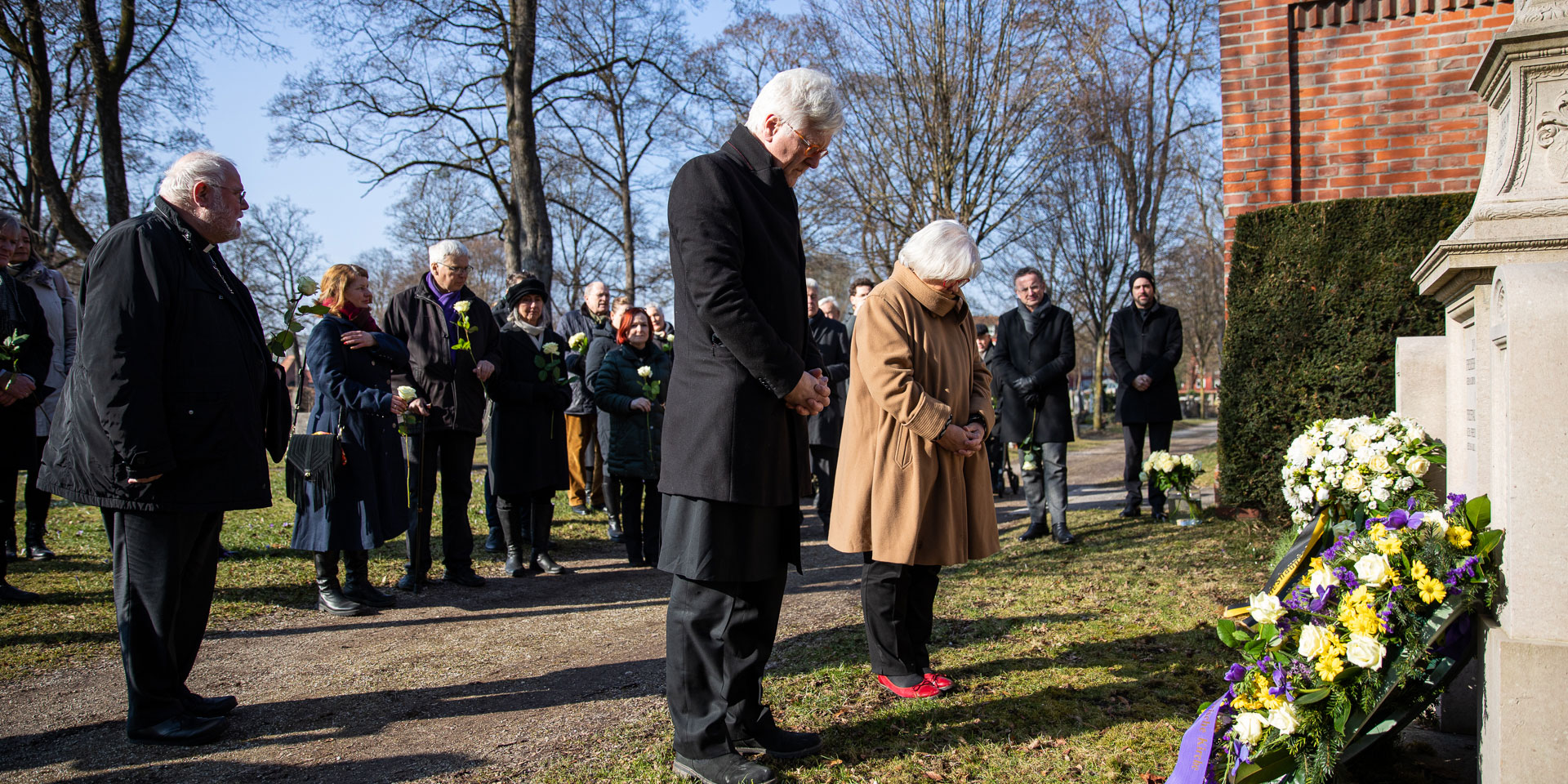 In einem Gedenkakt anlässlich seines 75. Todestages haben heute auf dem Münchner Nordfriedhof Synodalpräsidentin Annekathrin Preidel und Landesbischof Heinrich Bedford-Strohm an Wilhelm Freiherr von Pechmann (1859 -1948) erinnert