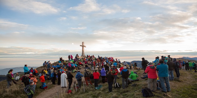 Gottesdienstbesucher am Berggipfel