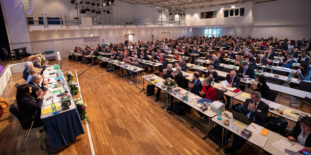 Landesynodaltagung Bamberg Plenum mit Präsidium, © ELKB / McKee