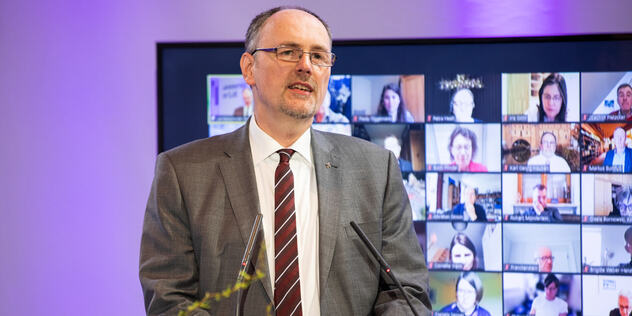 Oberkirchenrat Stefan Reimers stellte den Synodalen den Rahmenbeschluss zur Landesstellenplanung 2020 vor.