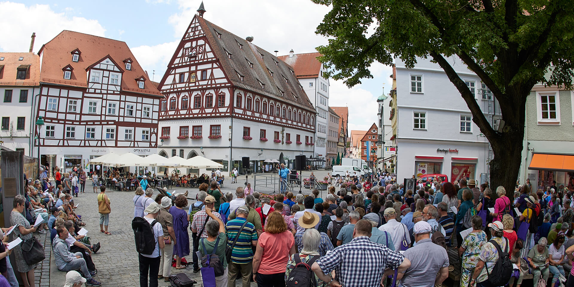 Chorsängerinnen und -sänger am Nördlinger Marktplatz 
