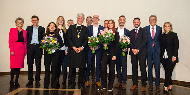 Gruppenbild der Preisträger und Preisträgerinnen, der Sponsoren und der Jury mit dem Landesbischof