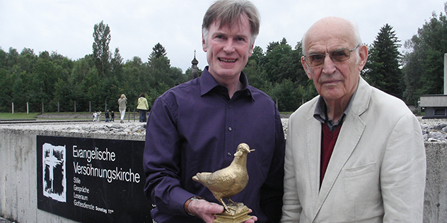 Björn Menisng (li) mit Heinz Hermann Niemöller und der Martin-Niemöller-Friedenstaube, KZ-Gedenkstätte Dachau, Sommer 2010