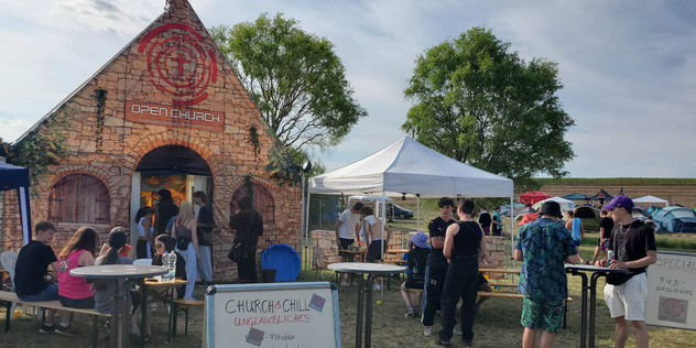 Ende Juli verwandeln sich bunte Blumenwiesen, weite Getreidefelder und saftige Wiesen in eine belebte Festivalarea.