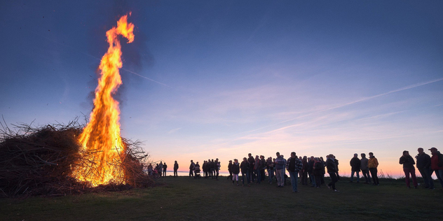 Osterfeuer mit Menschen