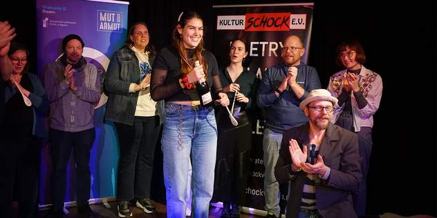 Die Teilnehmenden am Poverty Slam bei der Siegerehrung 