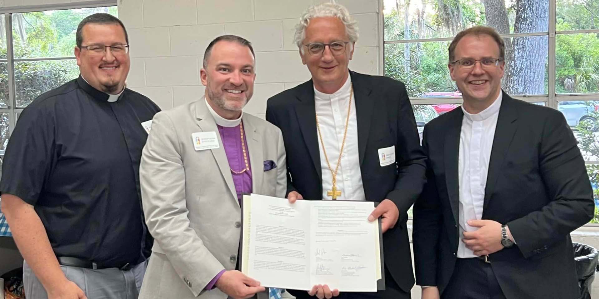 Michael Jannett, Assistent des Bischofs der Southeastern synod, Bischof Kevin Strickland, Regionalbischof Axel Piper und der Referent im Kirchenkreis Augsburg, Christoph Burger 