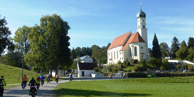 Radpilger auf dem Weg zur Wallfahrtskirche St. Georg in Kirch-Siebnach
