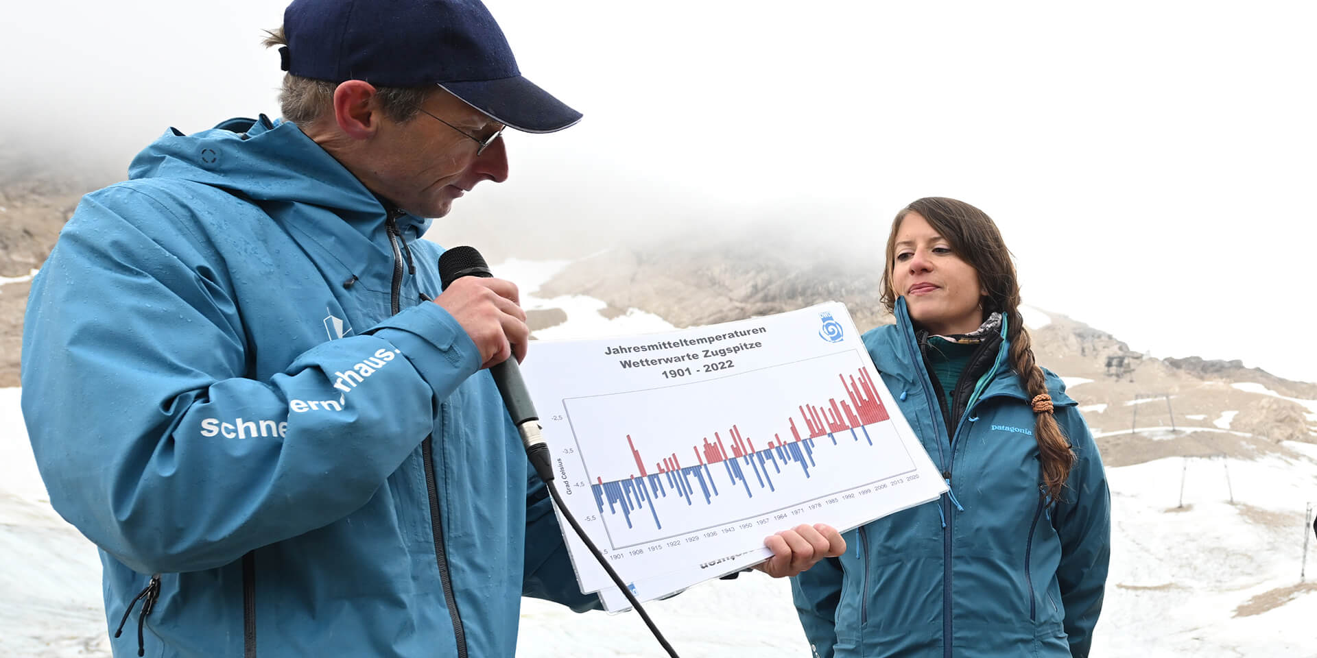 Geophysiker Till Rehm und Laura Schmidt zeigen Forschungsergebnisse.