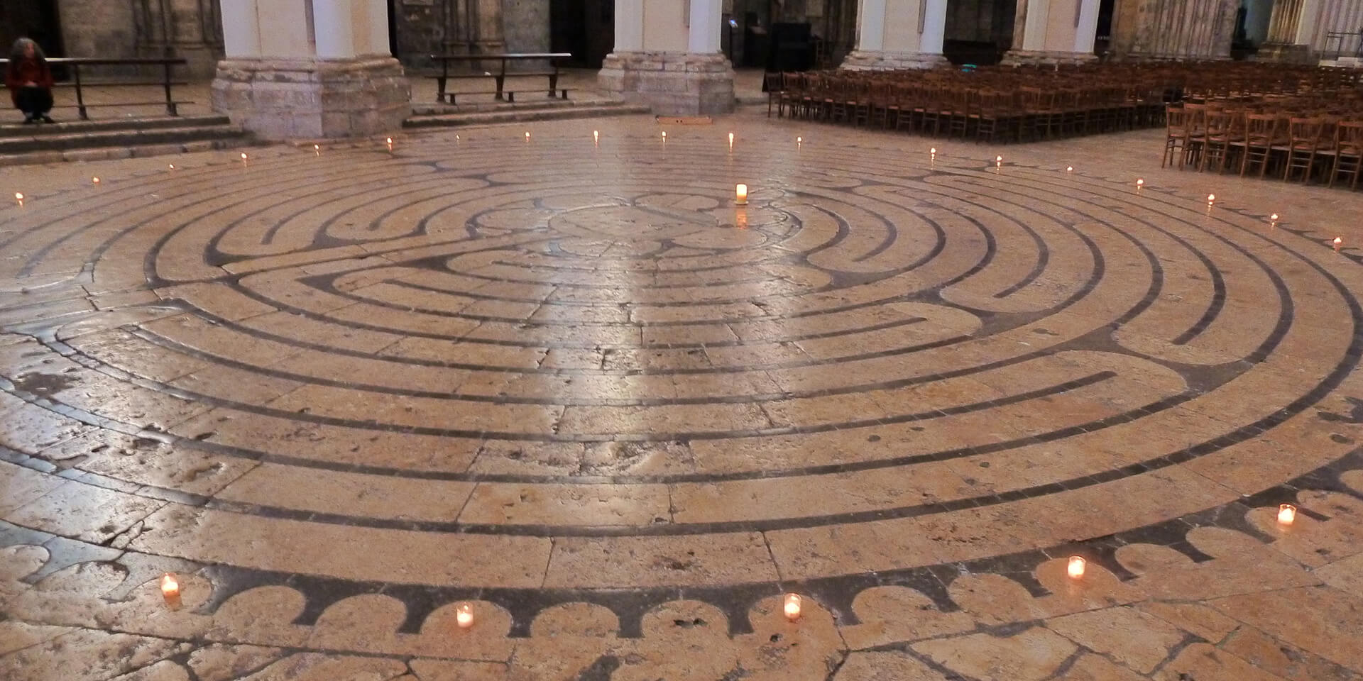Das Labyrinth von Chartres befindet sich in der Kathedrale von Chartres im Département Eure-et-Loir in Frankreich. Das Labyrinth von Chartres befindet sich in der Kathedrale von Chartres im Département Eure-et-Loir in Frankreich.