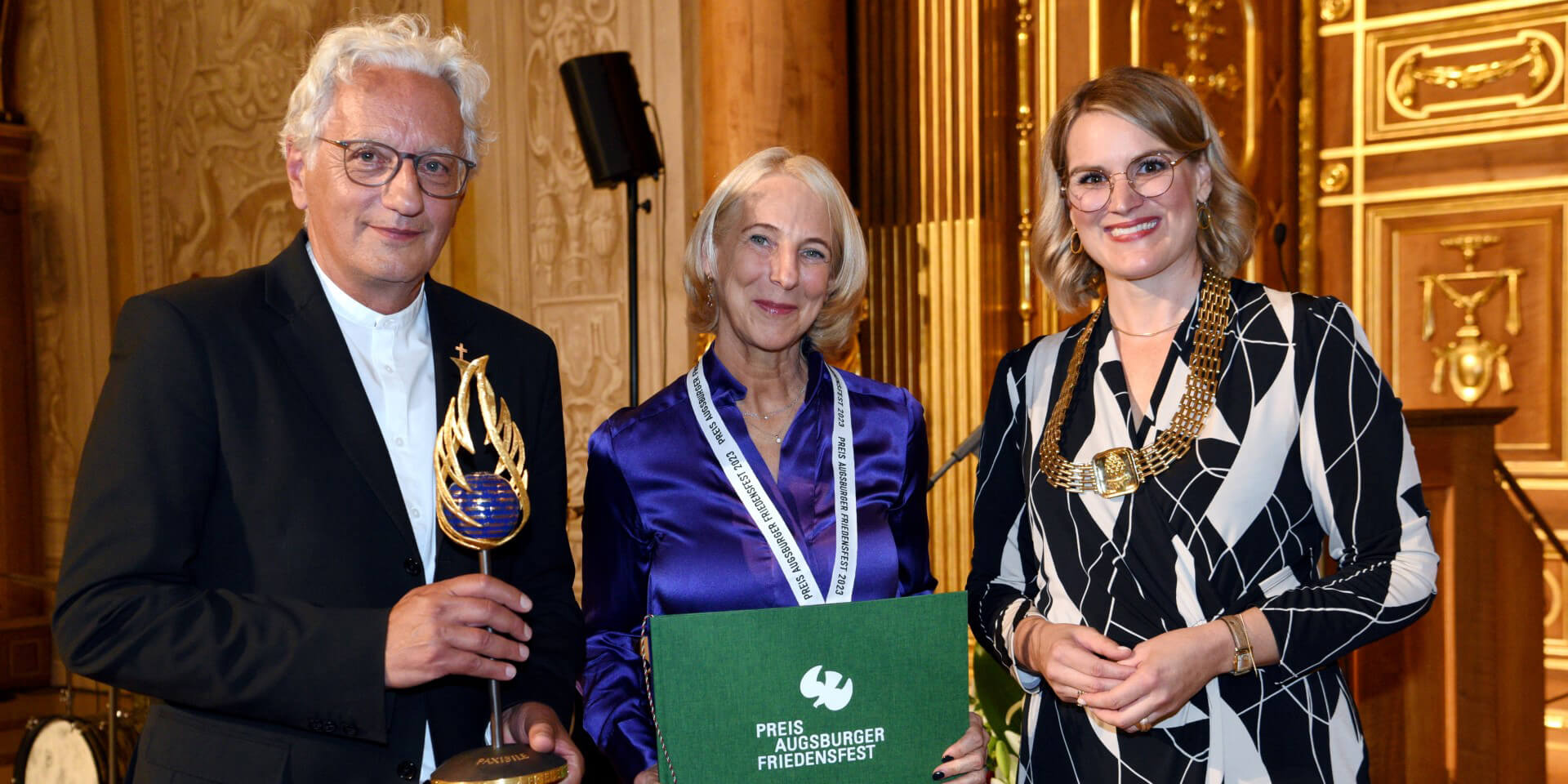 Verleihung des Augsburger Friedenspreises 2023: In der Mitte die Preisträgerin Katrin Eigendorf