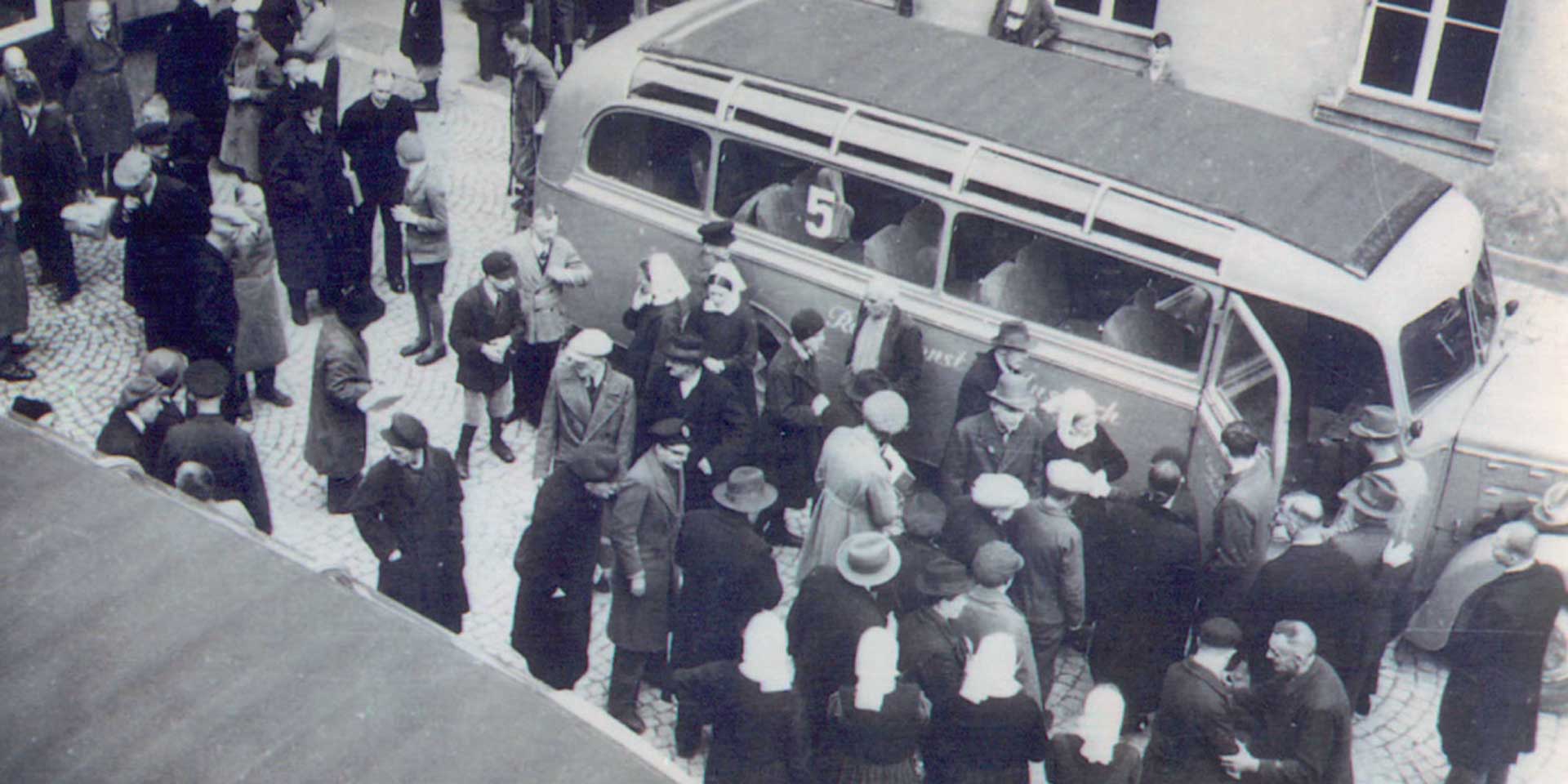 Ein grauer Bus holte 1941 Menschen mit Behinderung in Neuendettelsau ab.