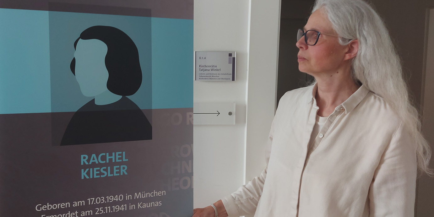 Tatjana Winkel mit der Tafel von Rachel Kiesler ,© Dekanat München 