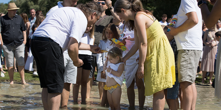 Sophia wird von Pfarrer Agnethler im Augsburger Kuhsee getauft. , © Irmgard Hoffmann