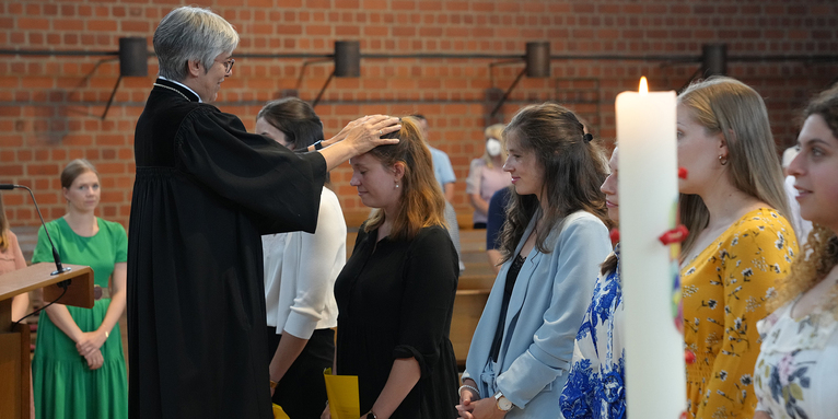 Regionalbischöfin Dorothea Greiner segnet zukünftige Religionslehrer:innen in Bayreuth, © Thomas Janovsky