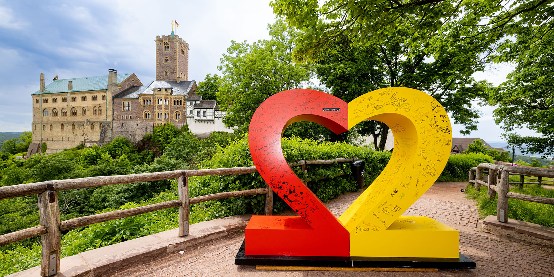 Das Logo des diesjährigen Tags der Deutschen Einheit, die 22, vor der Wartburg.