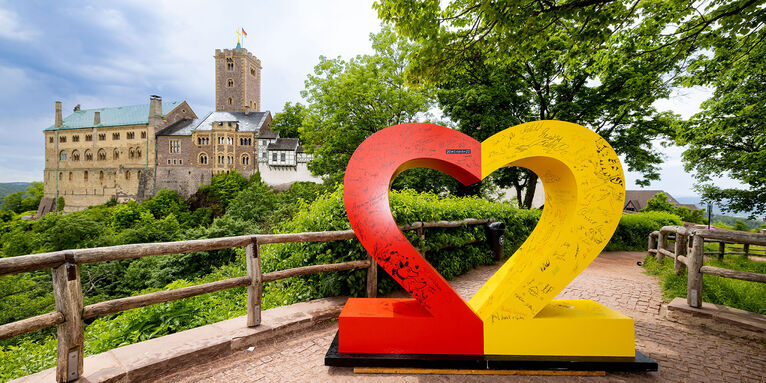 Das Logo des diesjährigen Tags der Deutschen Einheit, die 22, vor der Wartburg., © TSK/ Michael Reichel