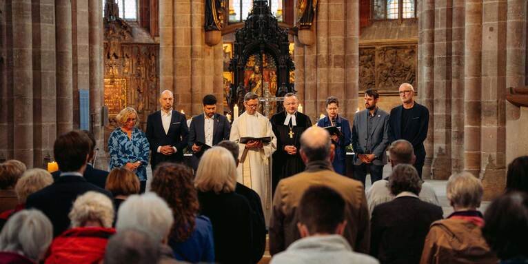Auch vor 80 Jahren hatten sich die Menschen in der damals zerstörten Kirche versammelt, um Gottesdienst zu feiern. , © ELKB