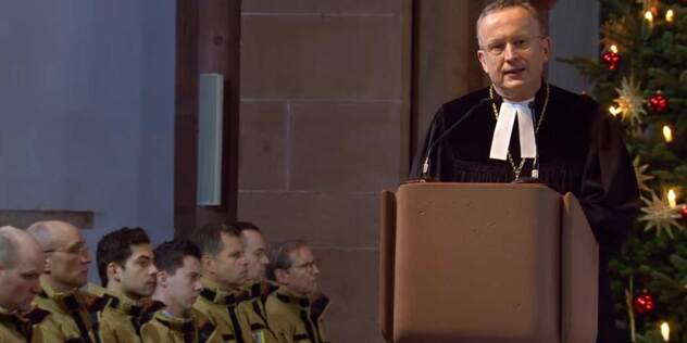 Die Trauerfeier mit ökumenischem Gottesdienst fuer die Opfer des toedlichen Messerangriffs wurde am Sonntag (26.01.2025) auf einer Leinwand vor der Stiftsbasilika St. Peter und Alexander in Aschaffenburg übertragen.