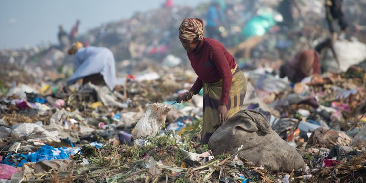 Mosambik Müllkippe Maputo Frau sammelt, © Brot für die Welt / Helge Bendl