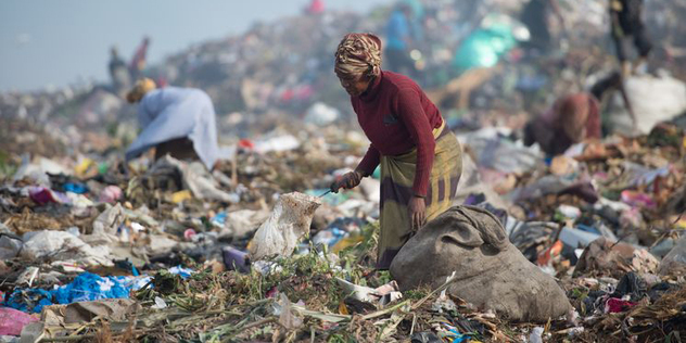 Mosambik Müllkippe Maputo Frau sammelt Mosambik Müllkippe Maputo Frau sammelt